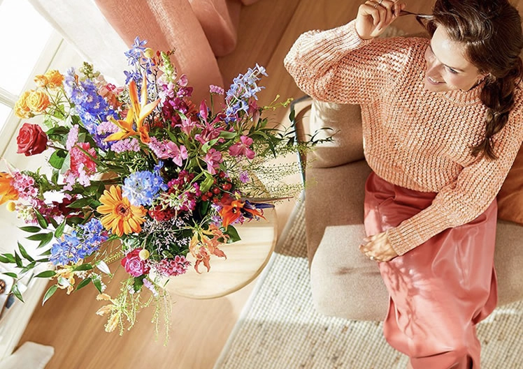 Blijde ontvanger met bloemen in Nederland